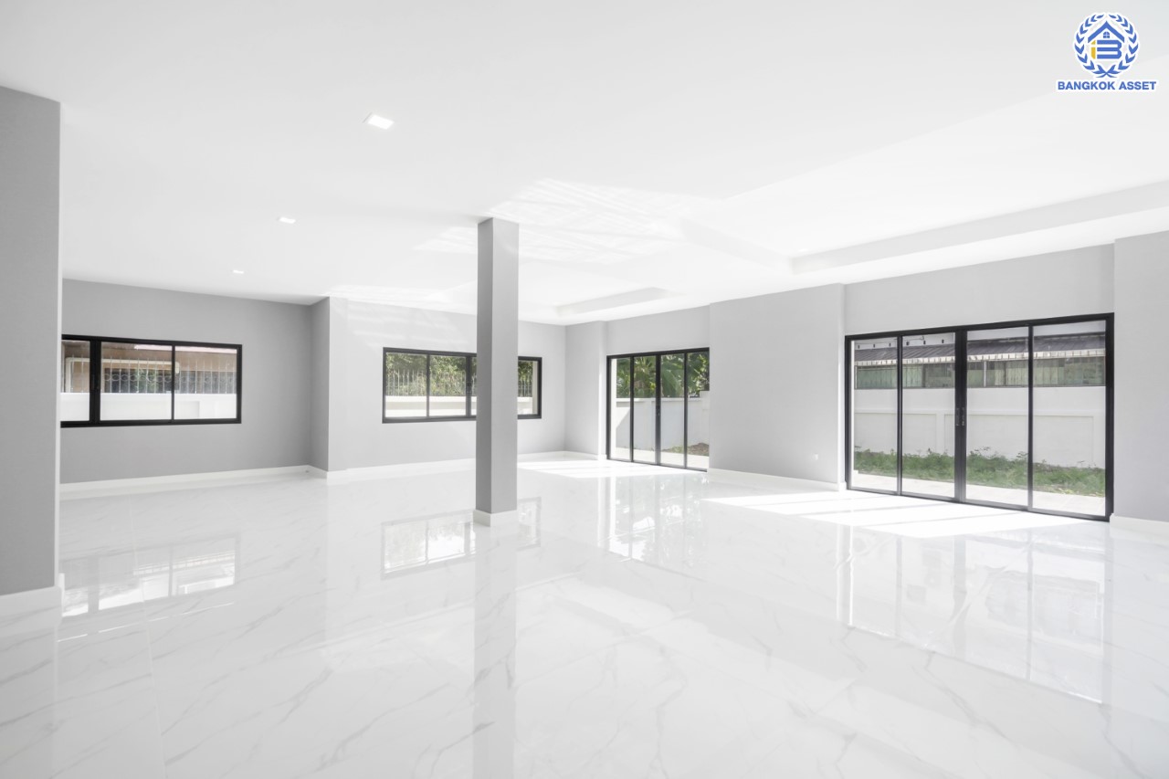 คฤหาสน์มือสองตกแต่งใหม่ โครงการ อักษรา พุทธมณฑลสาย3-บรมราชชนนี ตกแต่งหรูหรา เนื้อที่ 147 ตร.ว. พื้นที่ใช้สอยมากถึง 455 ตร.ม.!! ฟังก์ชันจัดเต็ม 4 ห้องนอนขนาดใหญ่ 5 ห้องน้ำ 1 ห้องแม่บ้าน จอดรถได้ 2 คัน พร้อมพื้นที่สนามหญ้าด้านข้างกว้างถึง 240 ตร.ม. บนทำเลเชื่อมต่อหลายเส้นทาง ใกล้เซ็นทรัลศาลายา, ม.มหิดล ทางคู่ขนานลอยฟ้าบรมราชชนนี และรายล้อมด้วยสิ่งอำนวยความสะดวกครบ!